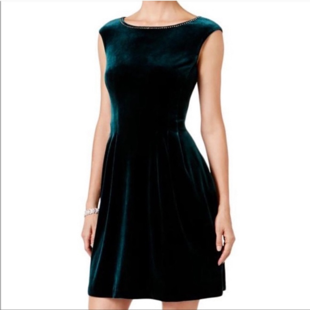 VINCE CAMUTO size 8 Green velvet rhinestone zip back dress EUC